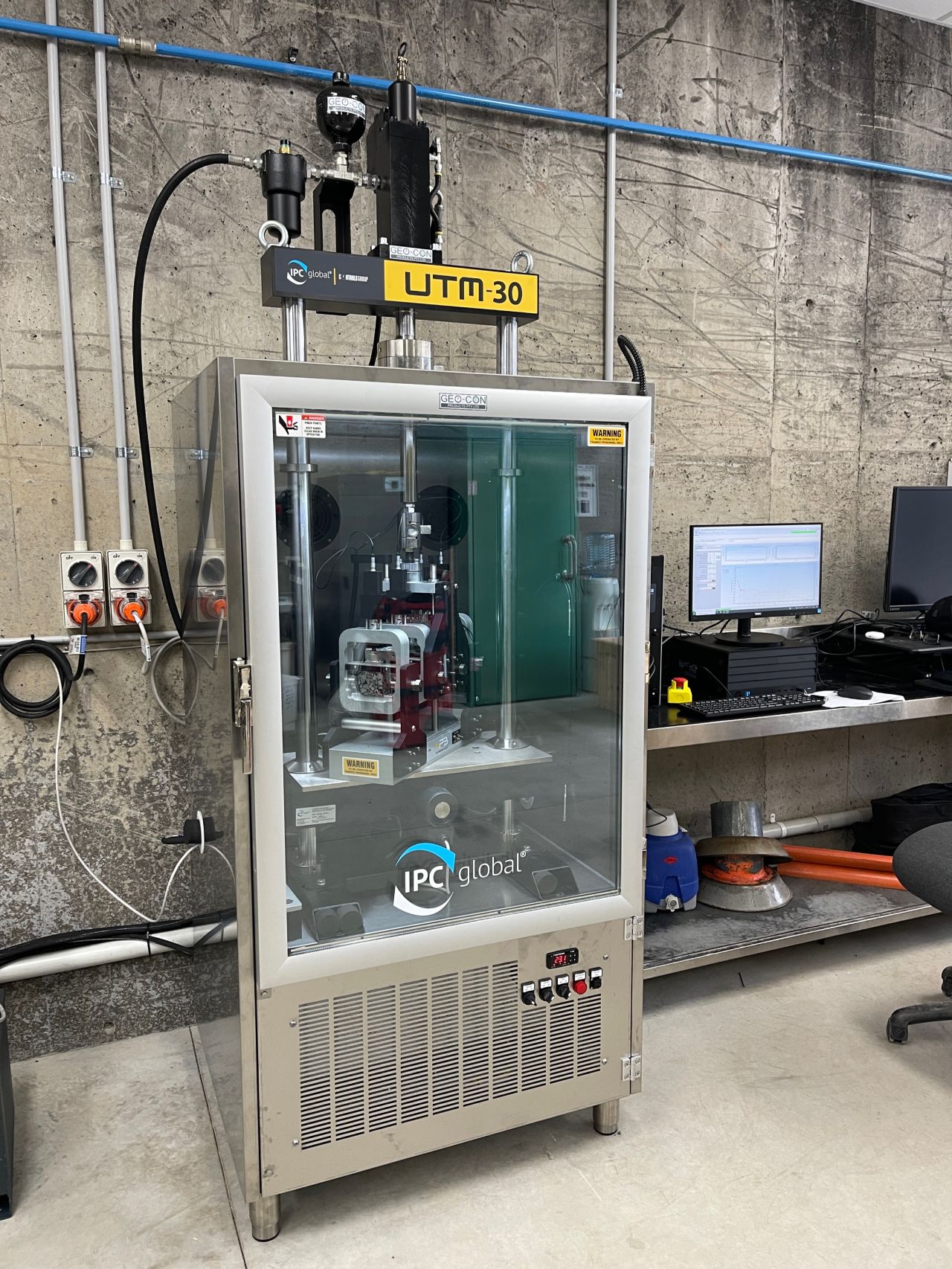 路面质料多功效试验系统（UTM） - 尊龙集团仪器装备中国有